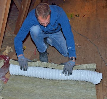 Kondens ventilation: Rulla isoleringen runt slangen Kondens ventilation: Rulla isoleringen runt slangen